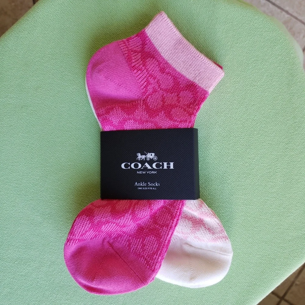 COACH SIGNATURE ANKLE LENGTH SOCKS (PAIR):NWT PINK/CHALK C9136